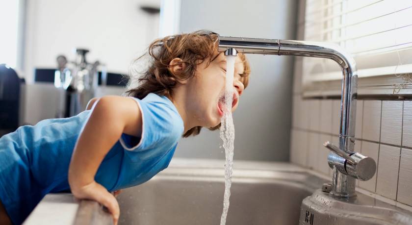 découvrez comment l'eau influence notre santé au quotidien. apprenez les bienfaits d'une hydratation adéquate, les risques liés à une consommation insuffisante et les effets de la qualité de l'eau sur notre bien-être. une exploration essentielle pour un mode de vie sain.