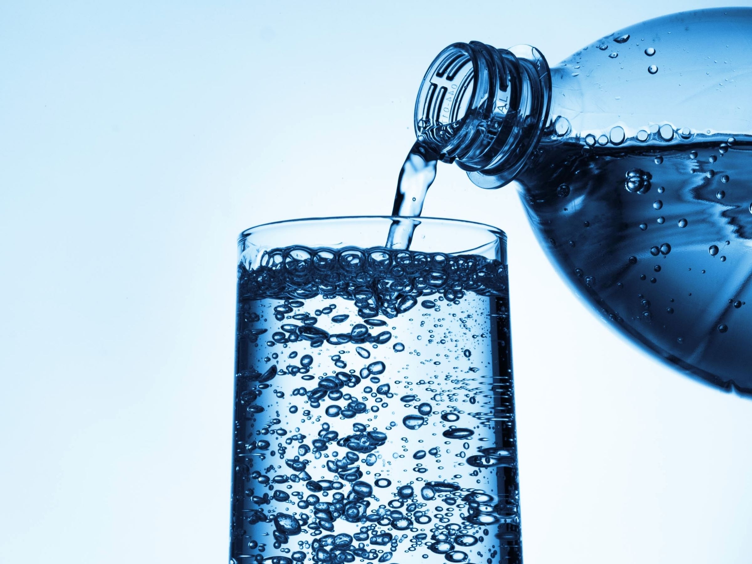 découvrez les différences entre l'eau pétillante et l'eau plate dans le cadre d'un régime minceur. quel choix est le meilleur pour vous aider à perdre du poids tout en restant hydraté ? explorez les bienfaits, les inconvénients et des conseils pour intégrer ces boissons à votre alimentation.