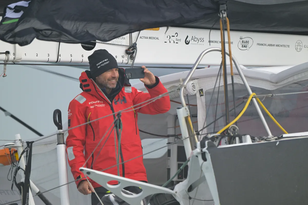 découvrez le parcours exceptionnel d'attanasio lors du vendée globe, une course mythique à travers les océans. plongez dans ses défis, ses succès et sa passion pour la navigation en haute mer.
