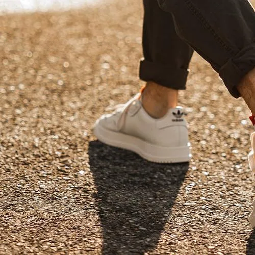 découvrez comment une marche quotidienne peut vous aider à perdre du poids efficacement. transformez votre routine avec des conseils pratiques, des astuces de motivation et des bienfaits sur la santé pour atteindre vos objectifs de perte de poids.