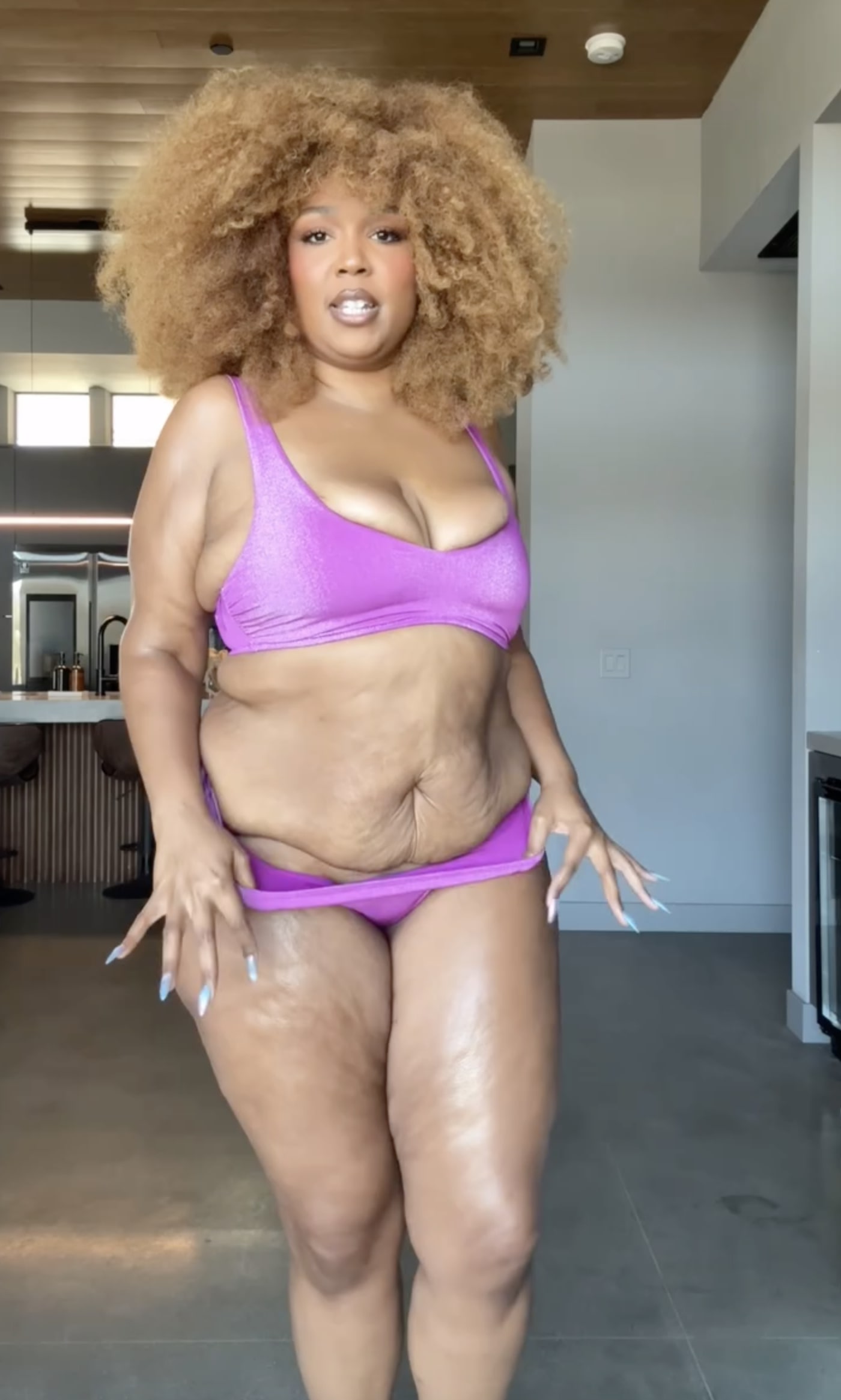 découvrez la transformation physique impressionnante de lizzo en bikini, qui célèbre la beauté et la confiance en soi. plongez dans son parcours inspirant et son message positiviste sur l'acceptation de soi.