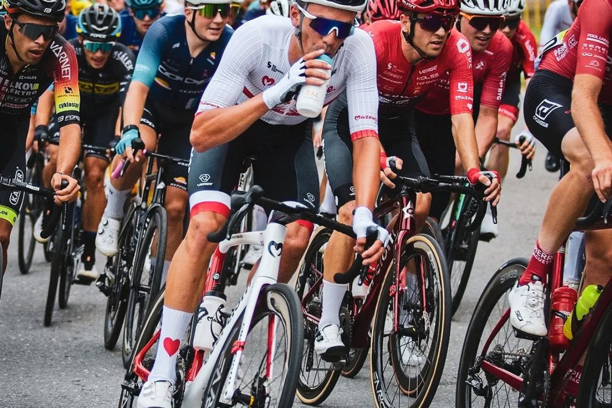 découvrez tout ce qu'il faut savoir sur le poids des cyclistes : comment il influence la performance, les différentes catégories de poids et les conseils pour optimiser votre poids pour améliorer vos performances sur le vélo.