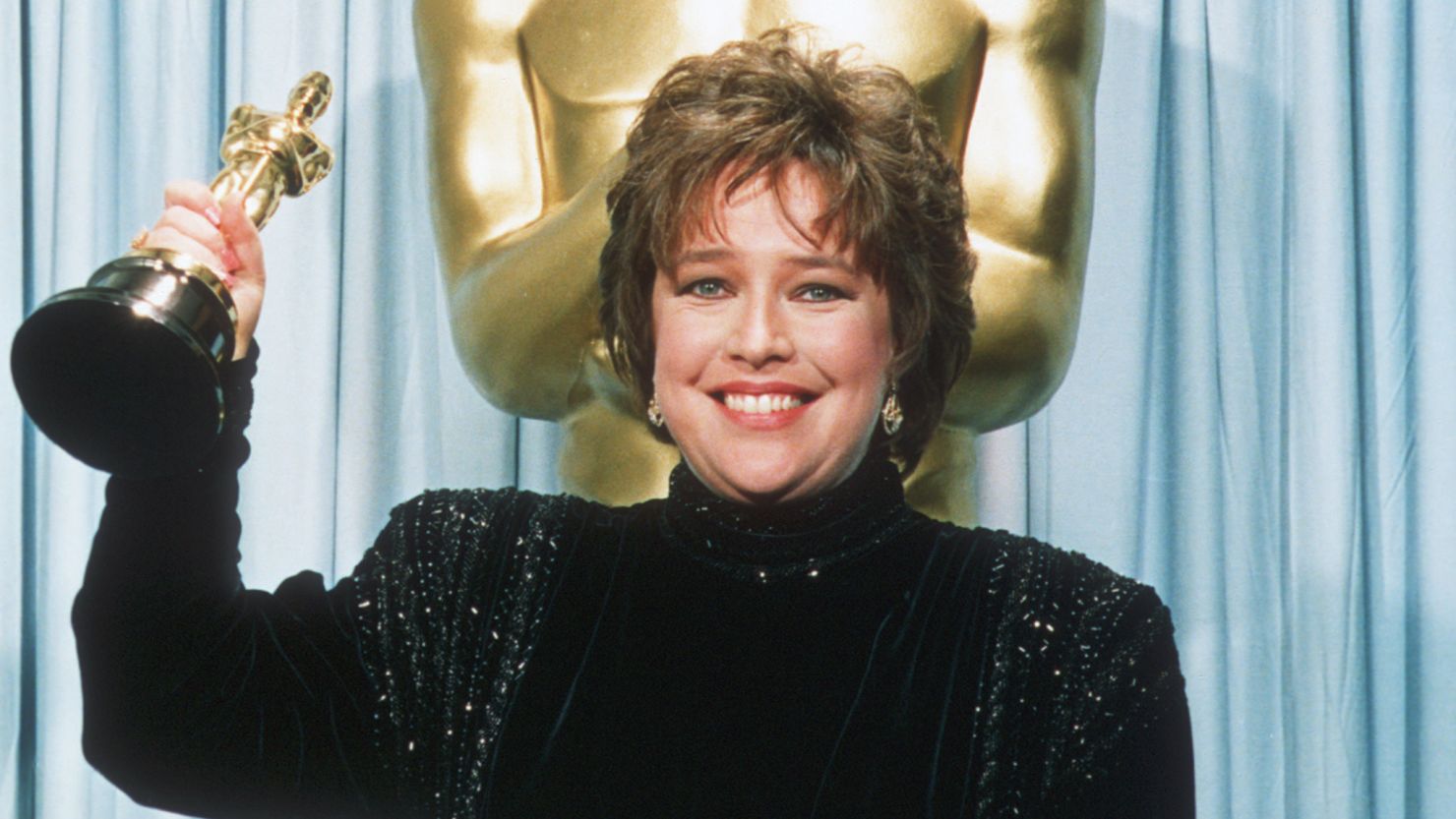 découvrez les confidences de kathy bates sur sa perte de poids impressionnante et son ressenti après avoir été honorée aux emmy awards. les révélations de l’actrice oscarisée sur son parcours et sa reconnaissance à hollywood.