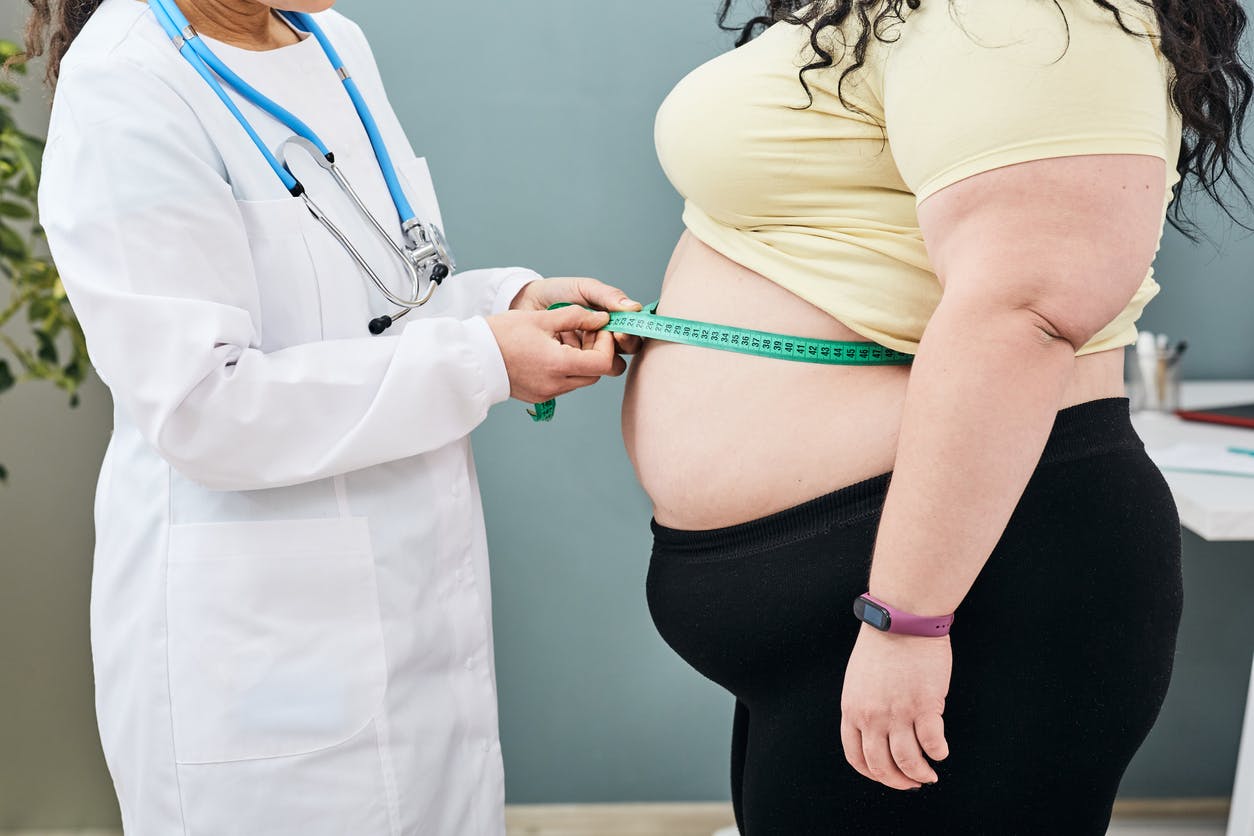 découvrez comment la perte de poids peut améliorer la santé osseuse chez les personnes obèses, avec des conseils pratiques et des informations médicales essentielles.