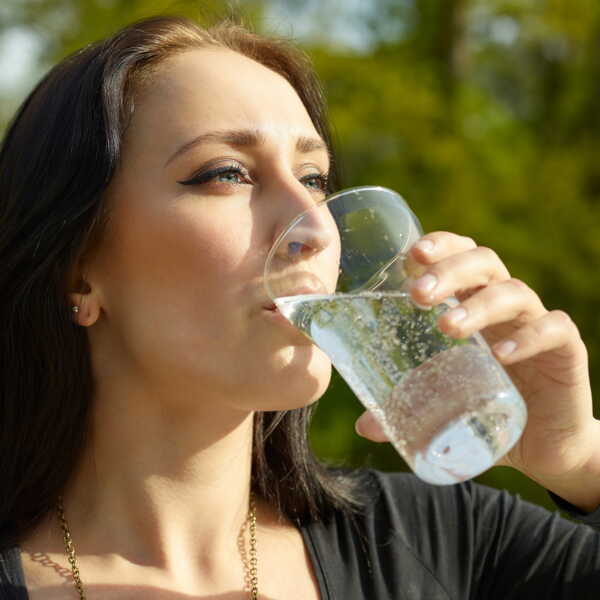 découvrez comment l'eau pétillante peut accompagner votre démarche de perte de poids en favorisant l'hydratation et en aidant à réduire l'appétit.